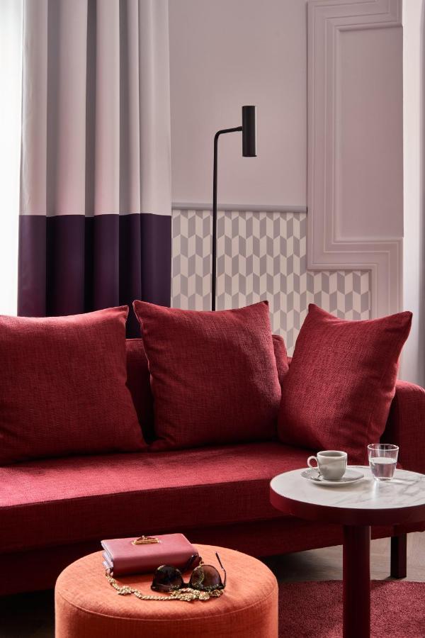 Falkensteiner Boutique Hotel Prága Kültér fotó A sofa with cushions