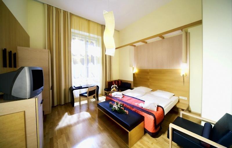 Falkensteiner Boutique Hotel Prága Kültér fotó A typical hotel room